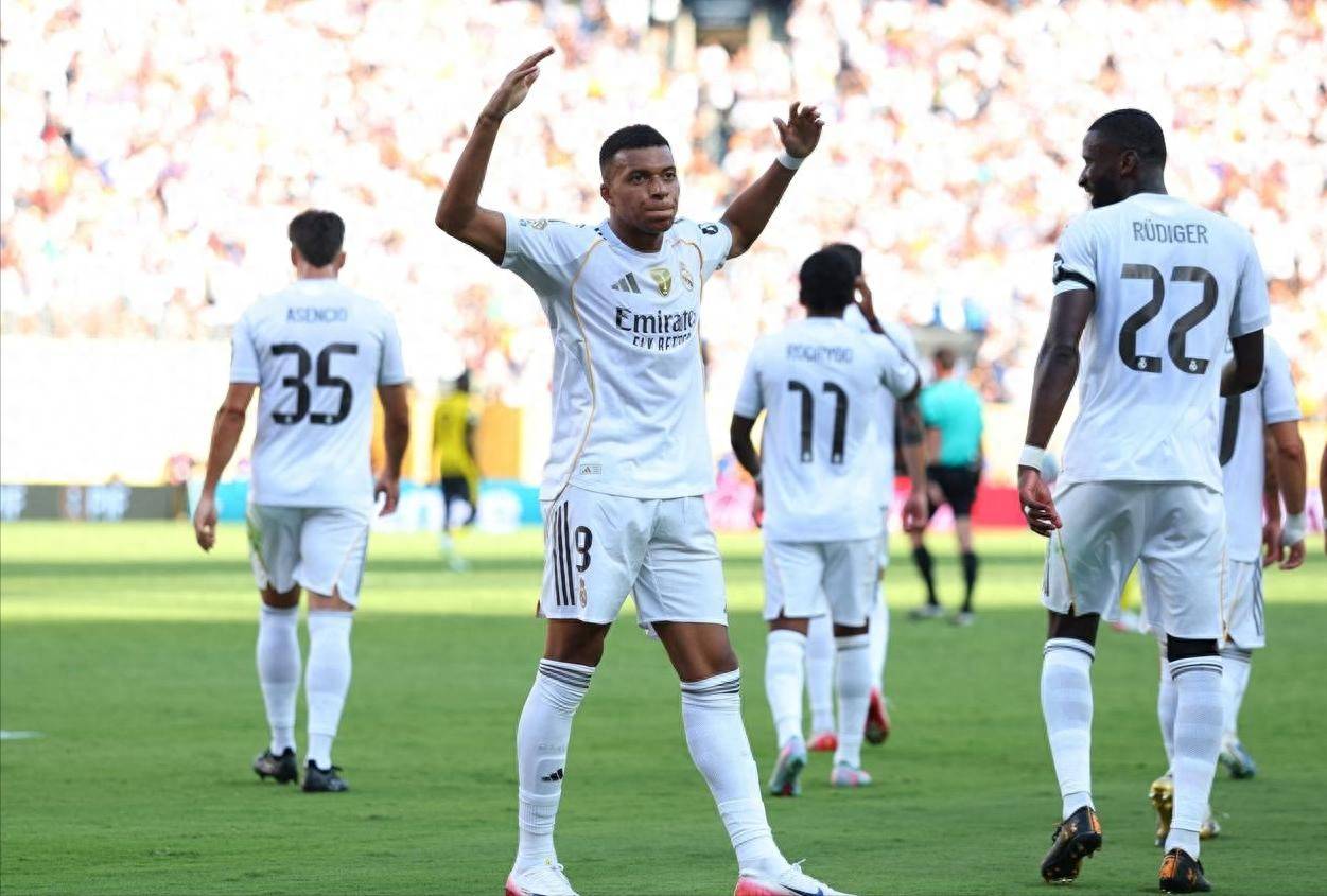 姆巴佩重返赛场，刷新纪录首场状态出色，澳大利亚队观众沸腾！观众掌声雷动的简单介绍-爱游戏入口站